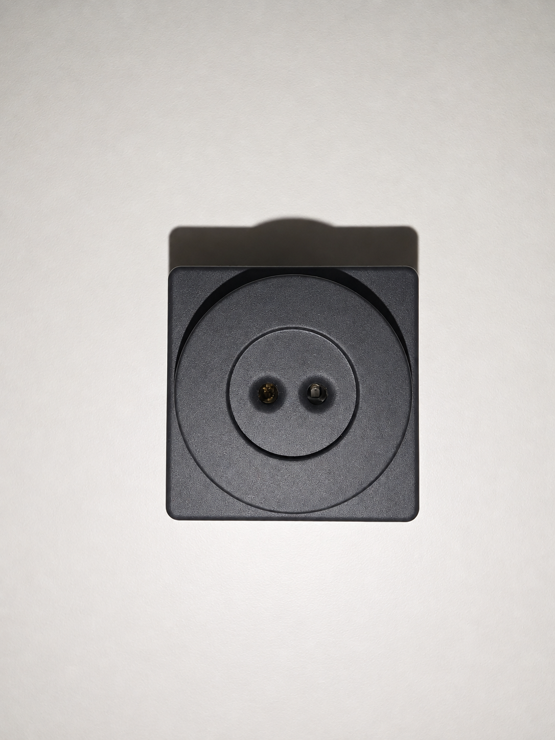 Rückseite des Everhome EcoTracker IR mit den beiden Infrarot-Elementen für Sende- und Empfangsrichtung